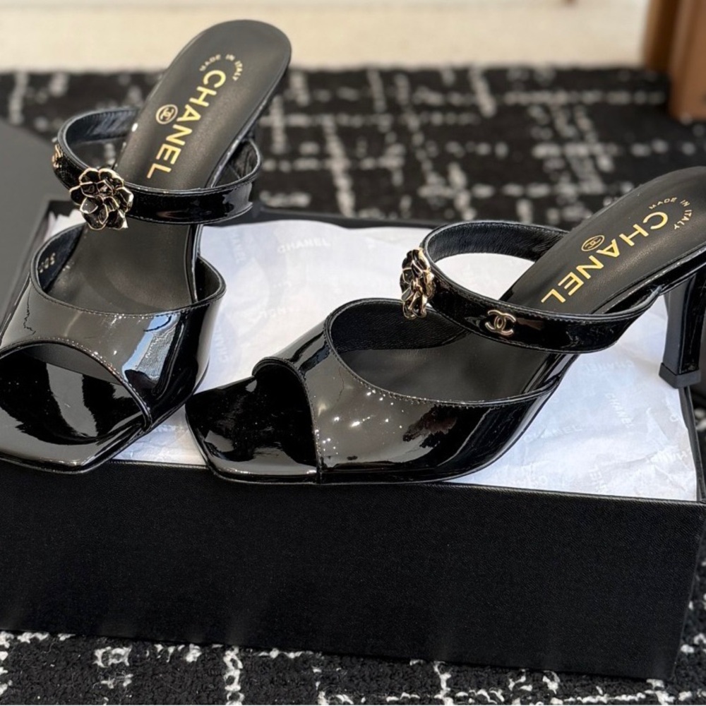 CHANEL Glossy Black Heels with Floral Embellishment - Picture 3 of 5